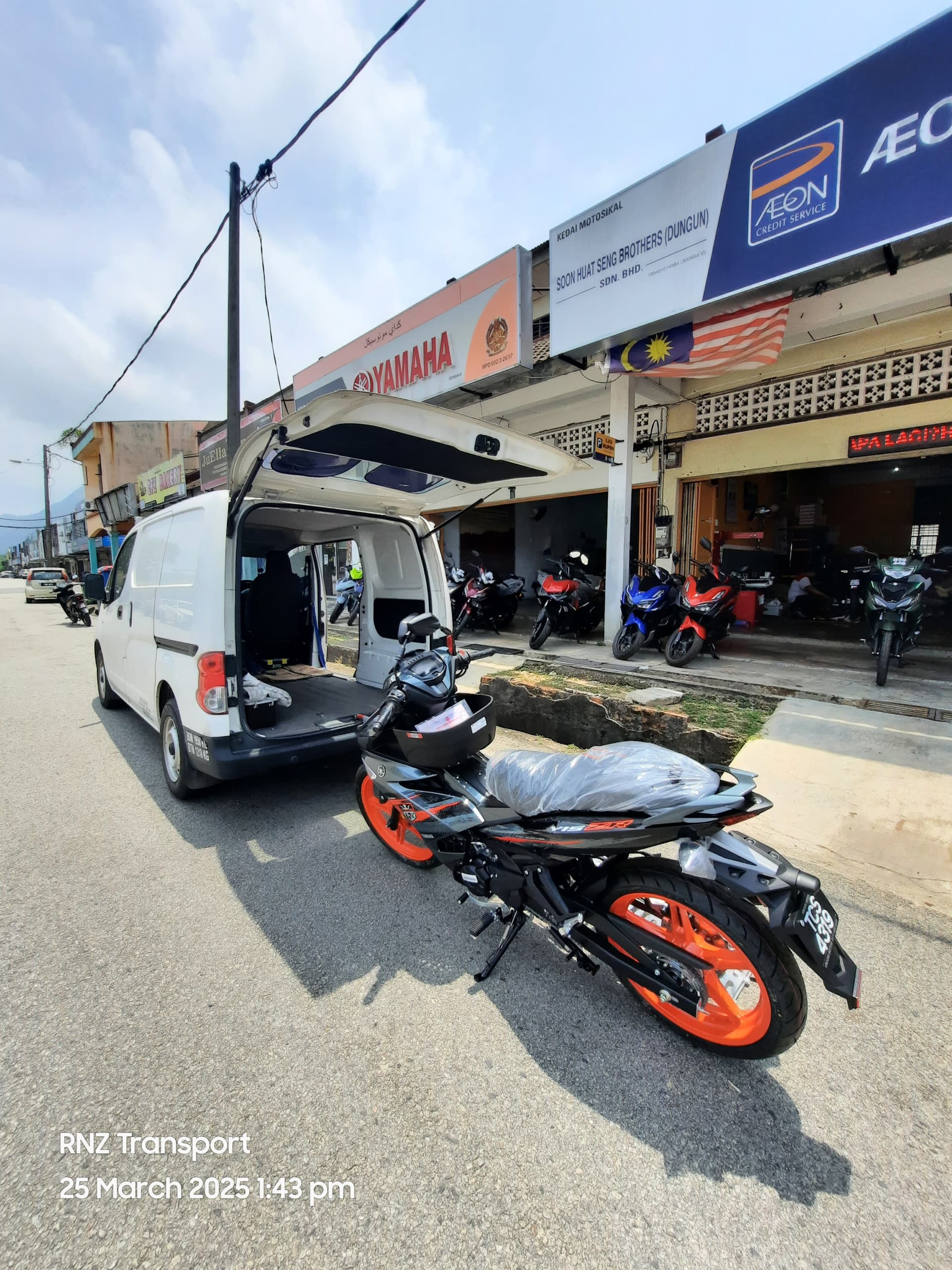 Motor diikat kemas di atas lori