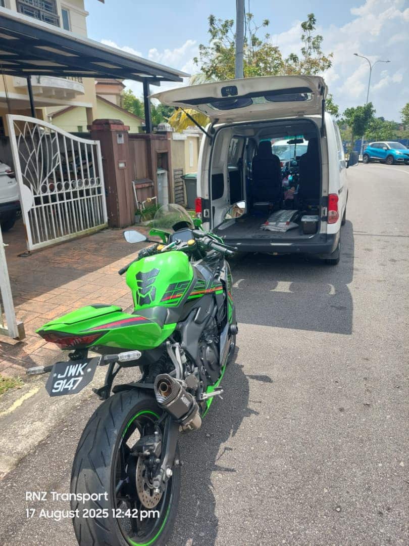 Motorsikal di atas trailer RNZ Transport