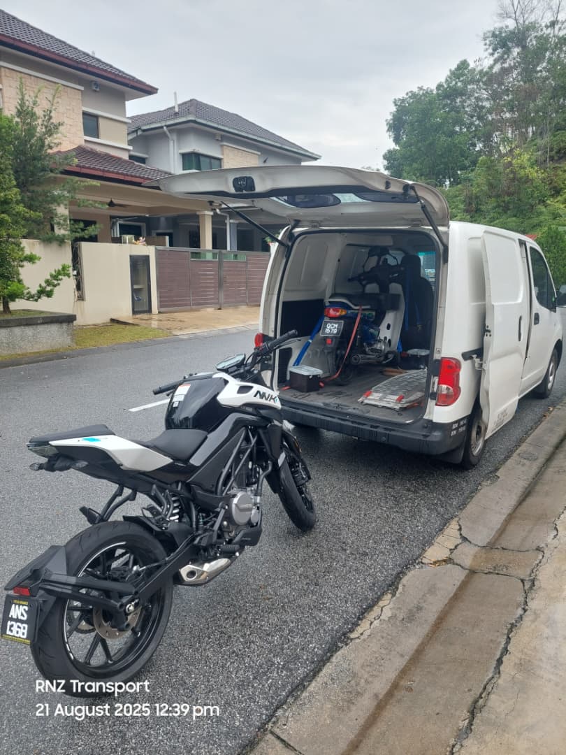 Trak logistik membawa motorsikal